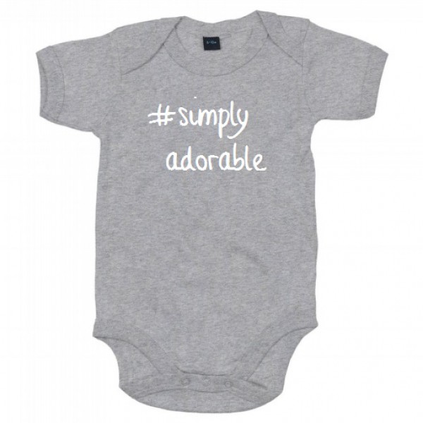 BABY ROMPER #SIMPLY ADORABLE (ALS JE ANDERE TEKSTKLEUR WIL VERMELDEN IN OPMERKING)